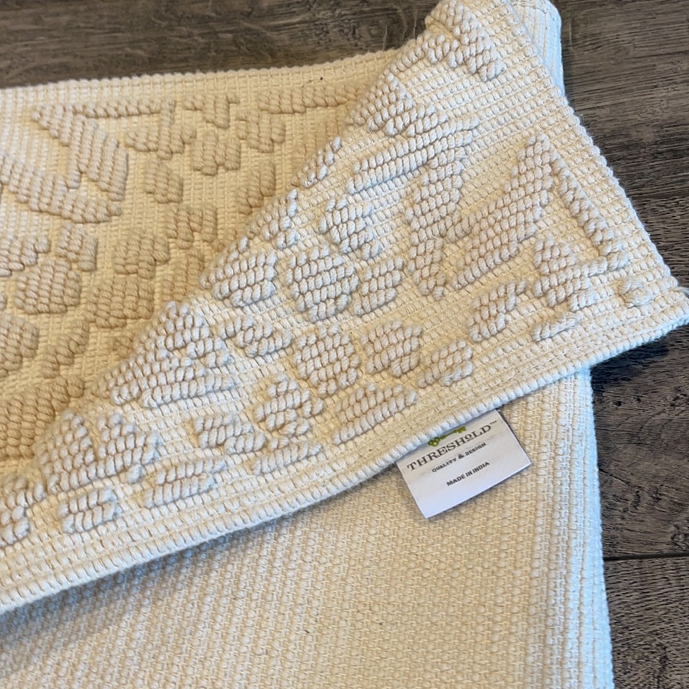 Threshold 2x3 Rug -NWOT - Picture 4 of 4